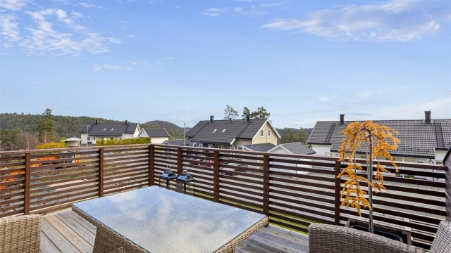Uteplassen er oppført i trekonstruksjoner med gulv belagt med terrassebord.