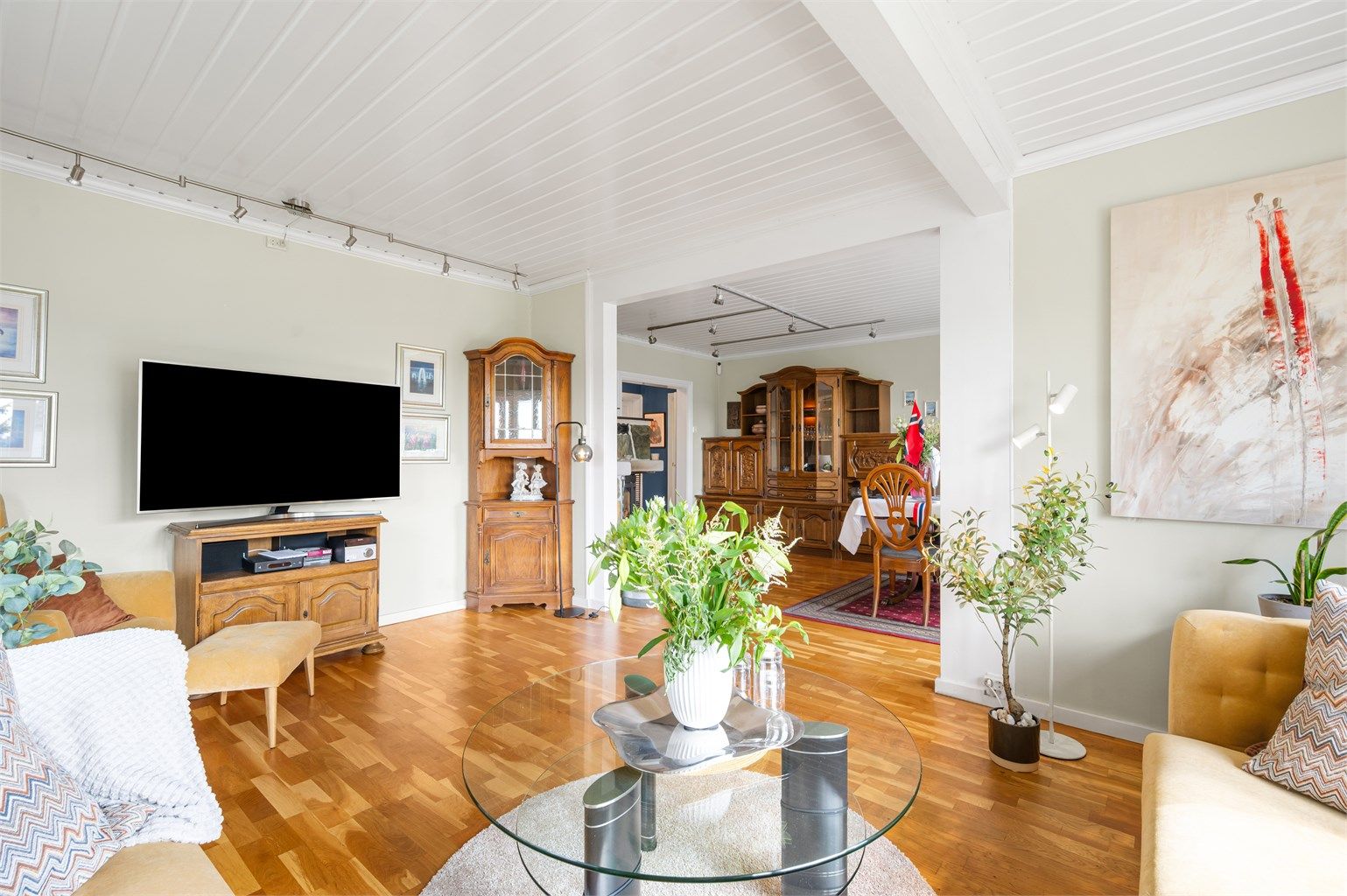 Stuen har gode muligheter for å innrede med et spisebord hvor du kan invitere venner og familie på middagsselskaper. Stuen har også en herlig peisovn - perfekt for kalde vinterkvelder. I stuen er det installert varmepumpe.