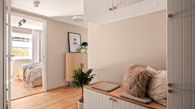 Plassbygd garderobeløsning med integrert sittebenk