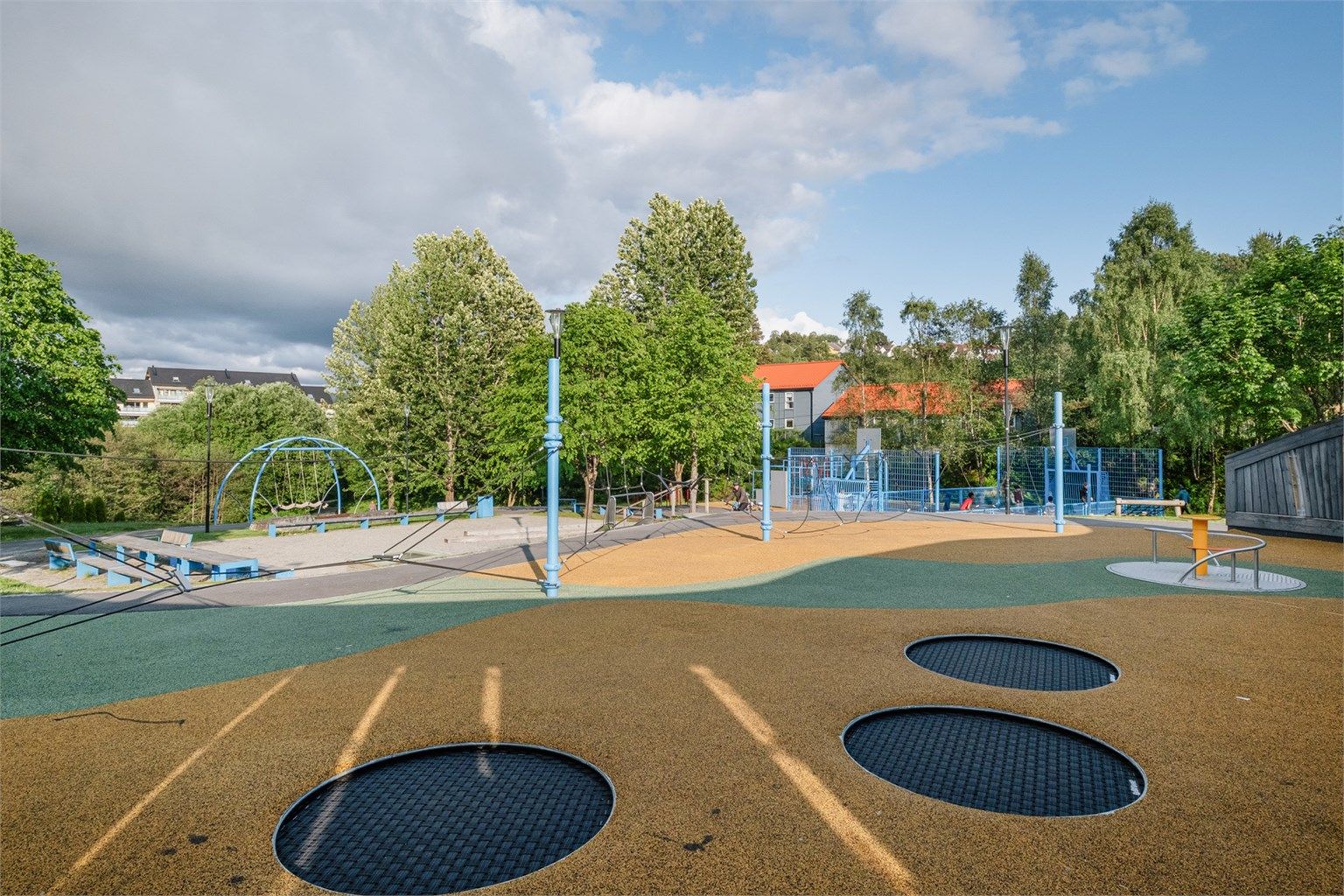 Lekeplass ved Fanatorget. Aurdalslia skole er nærskolen med trygg skolevei som også ligger i dette området.