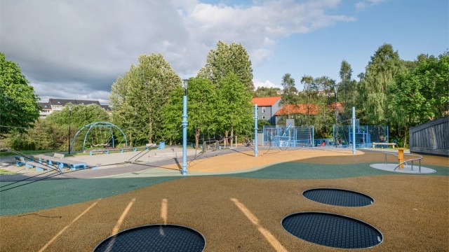 Lekeplass ved Fanatorget. Aurdalslia skole er nærskolen med trygg skolevei som også ligger i dette området.