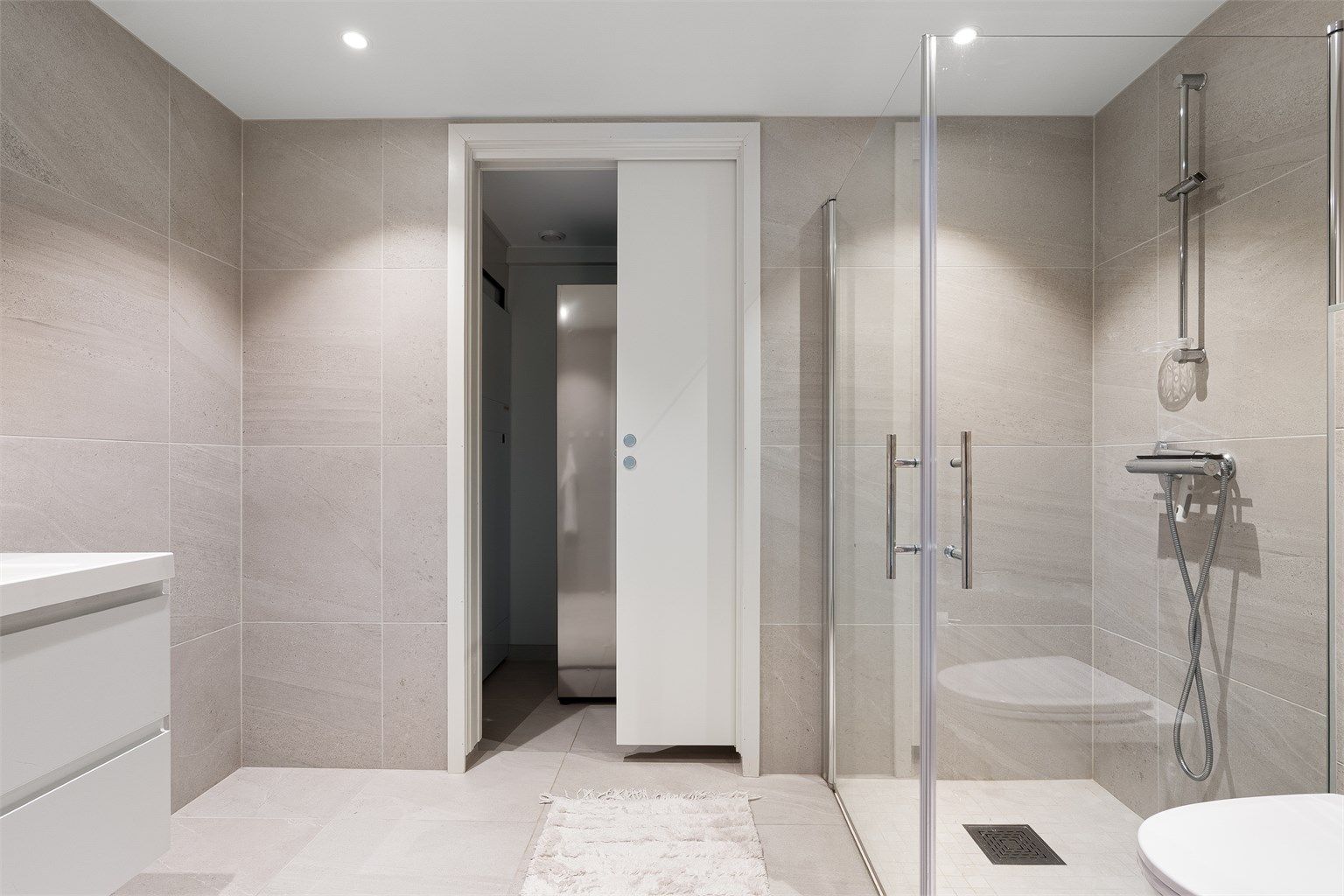 Innenfor badet finnes vaskerom på ca. 4 kvm. der arealkrevende vaskemaskin har dedikert plass, fremfor på ett av badene.