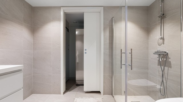 Innenfor badet finnes vaskerom på ca. 4 kvm. der arealkrevende vaskemaskin har dedikert plass, fremfor på ett av badene.