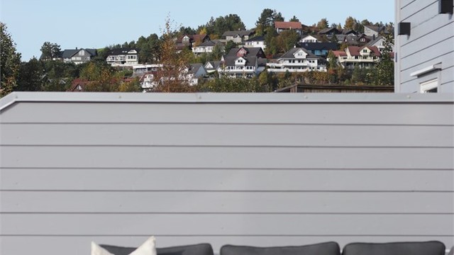 Terrassen er skjermet med levegg og har god plass til romslig sittegruppe.