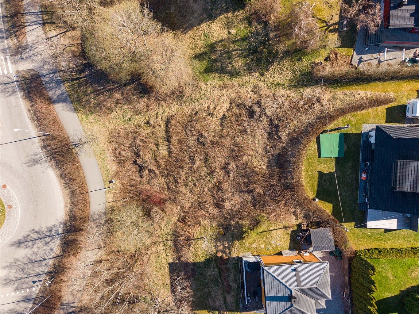 Tomten ligger i en rolig gate, og gir en flott mulighet til å utforme en bolig etter egne ønsker og behov.