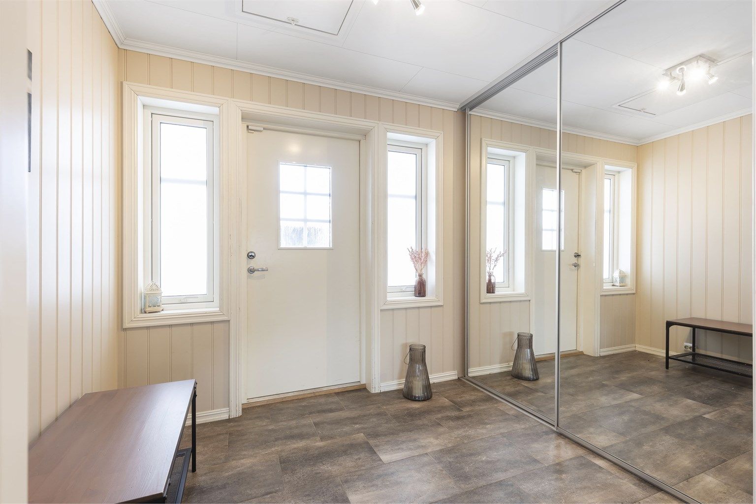 Velkommen inn! Entré med skyvedørsgarderobe