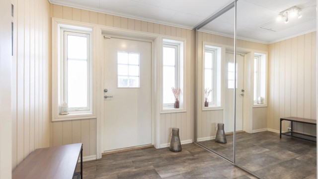 Velkommen inn! Entré med skyvedørsgarderobe
