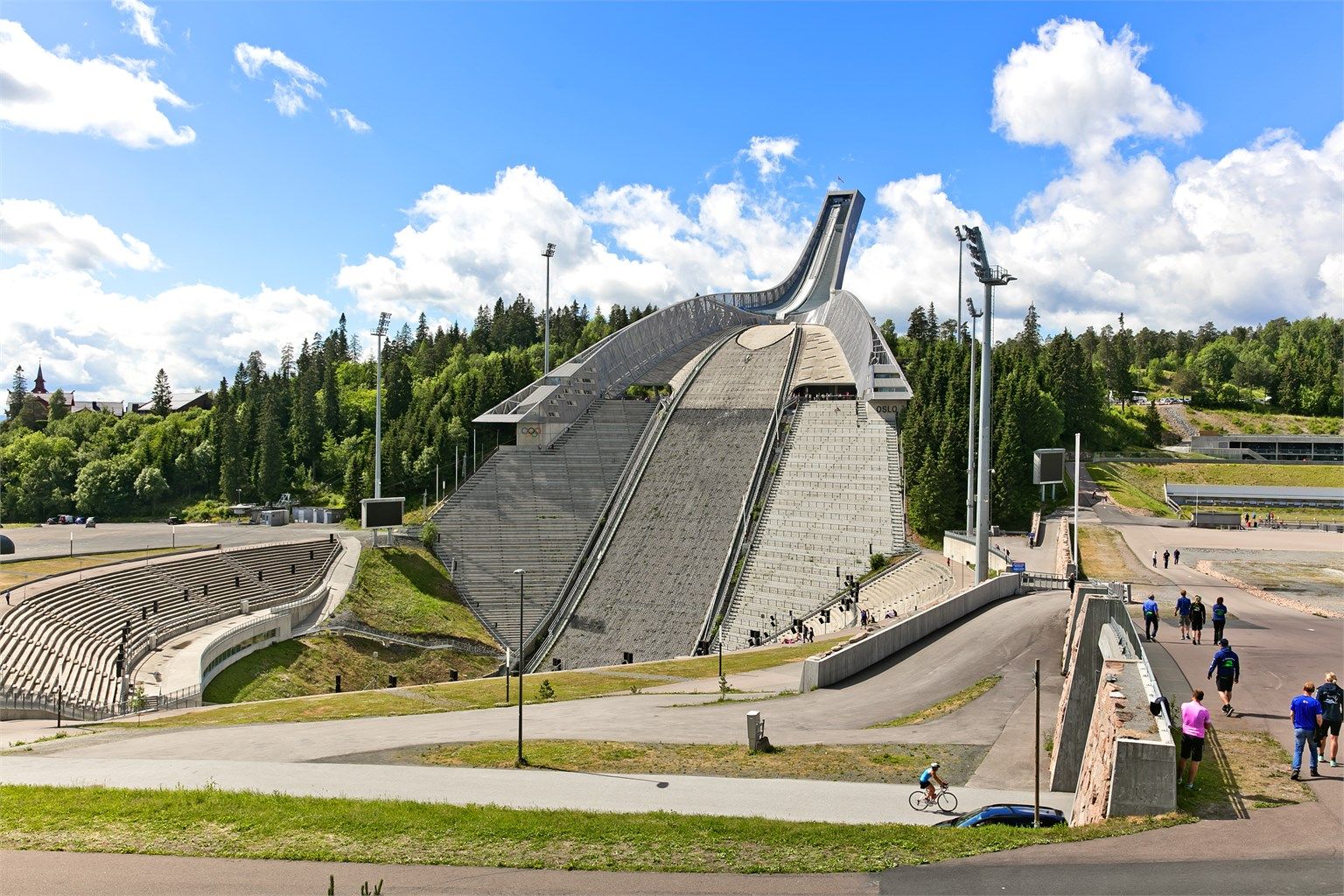 Holmenkollen nasjonalanlegg ligger også i nærområdet, med flotte tur- og rekreasjonsmuligheter.