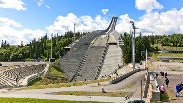 Holmenkollen nasjonalanlegg ligger også i nærområdet, med flotte tur- og rekreasjonsmuligheter.