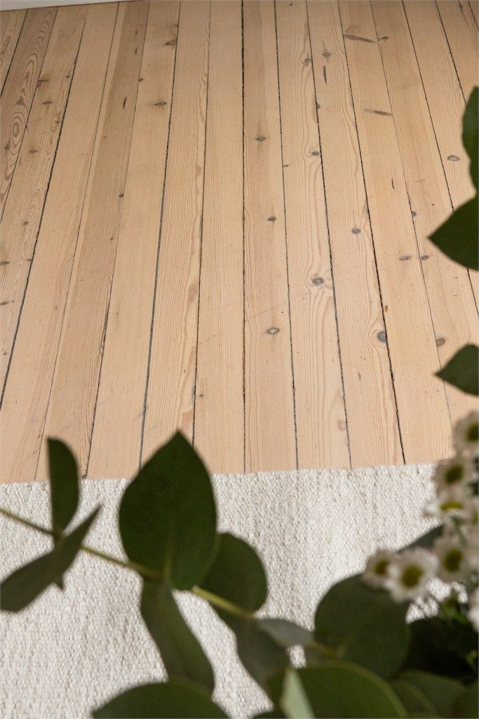 Originale tregulv fra byggeåret 1936 gir rommet karakter. 