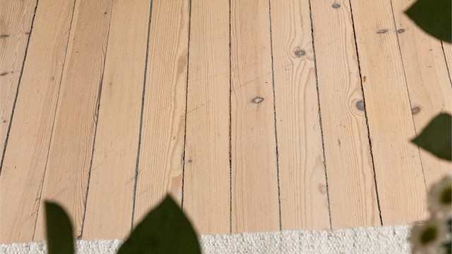 Originale tregulv fra byggeåret 1936 gir rommet karakter.