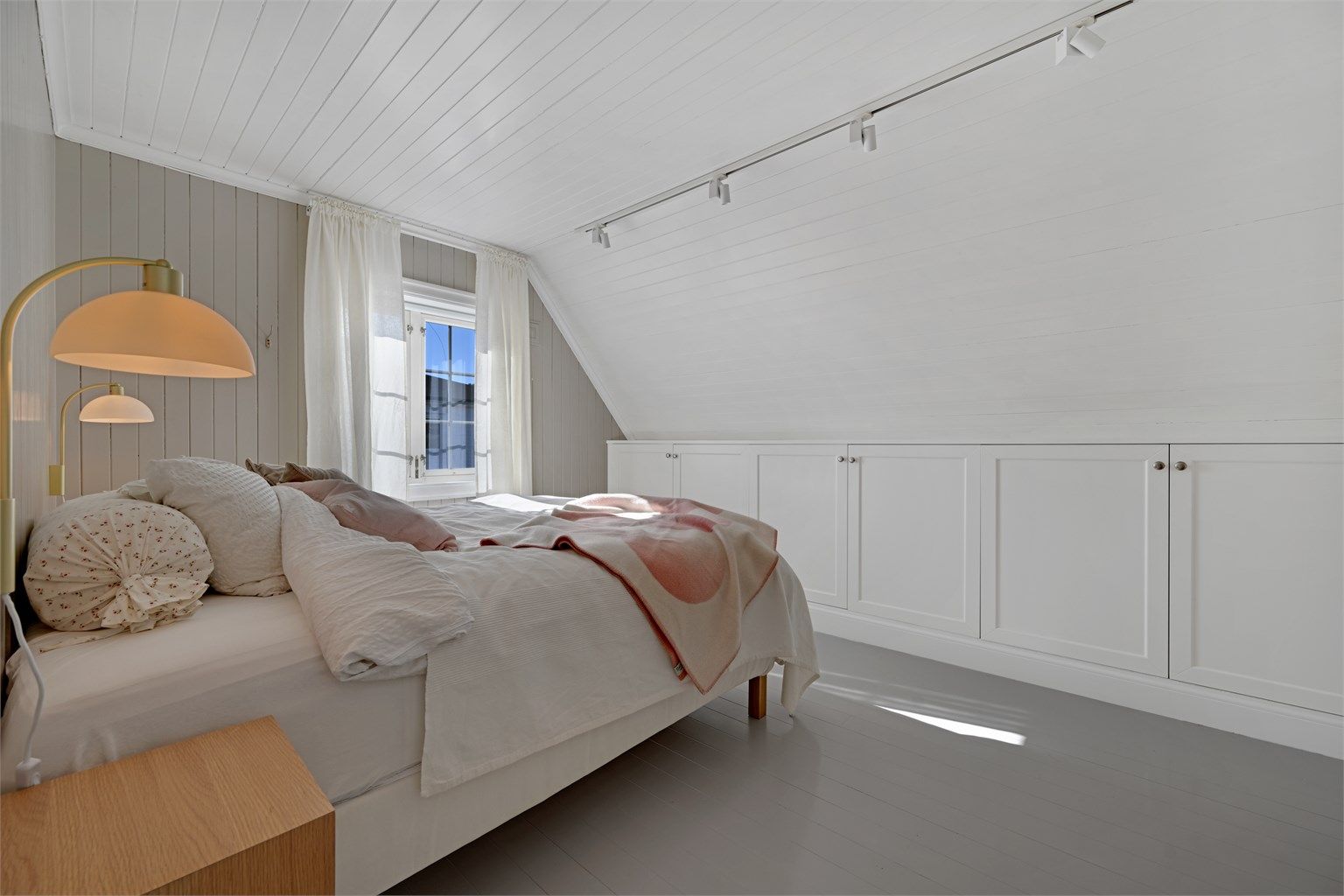 Hovedsoverom med innebygde skap/hyller