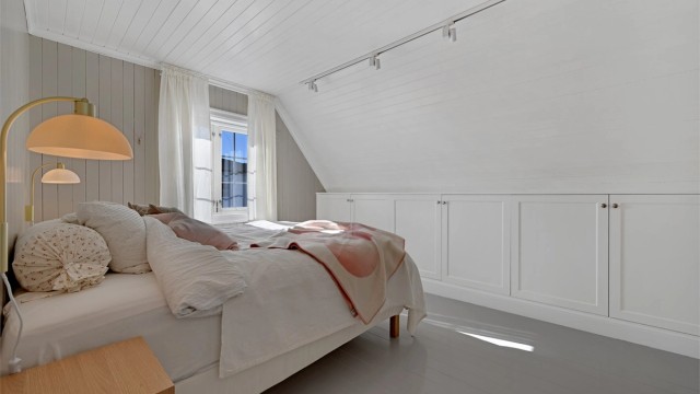 Hovedsoverom med innebygde skap/hyller