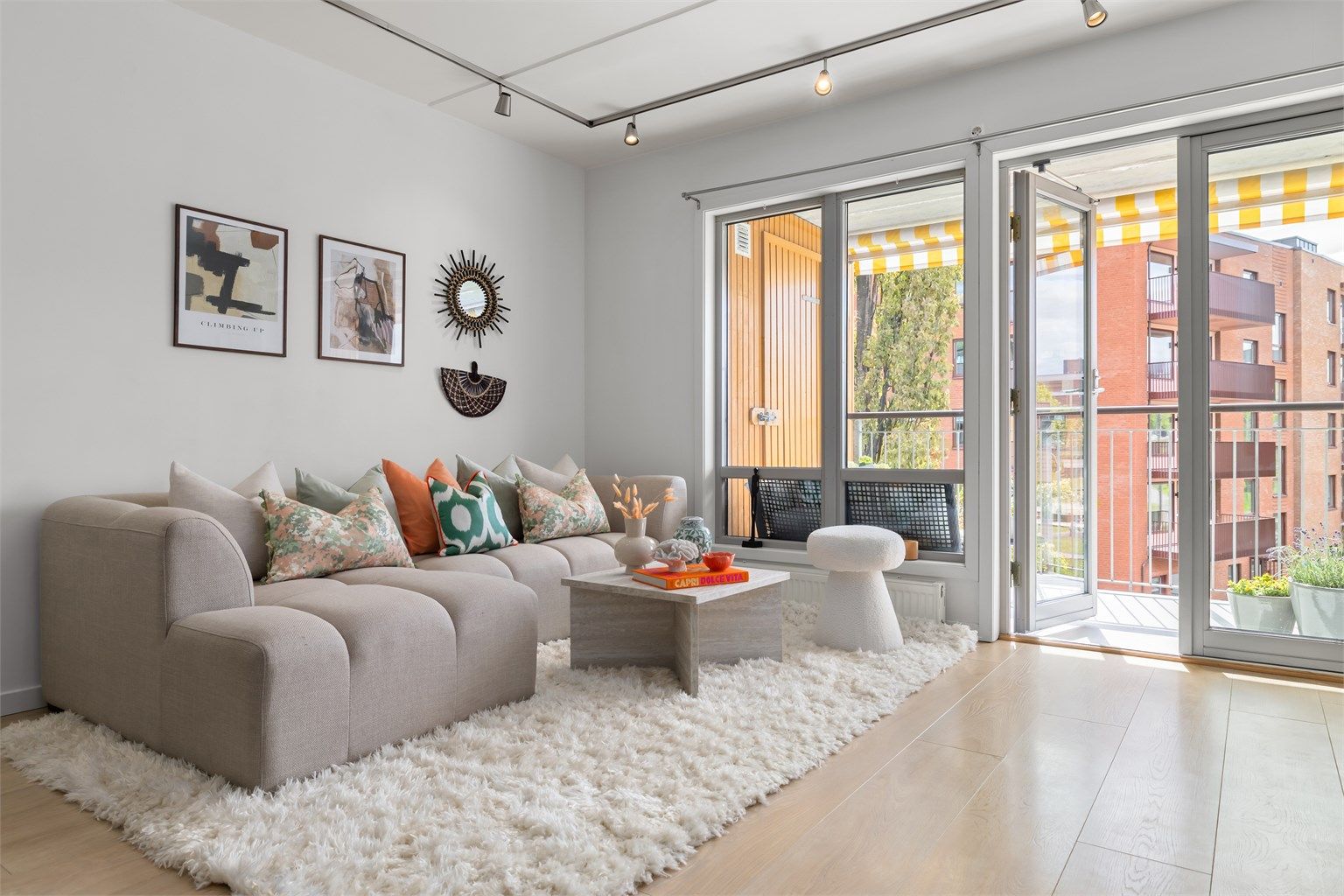 Stuen er romslig og lys, med plass til både spisebord og sofaseksjon