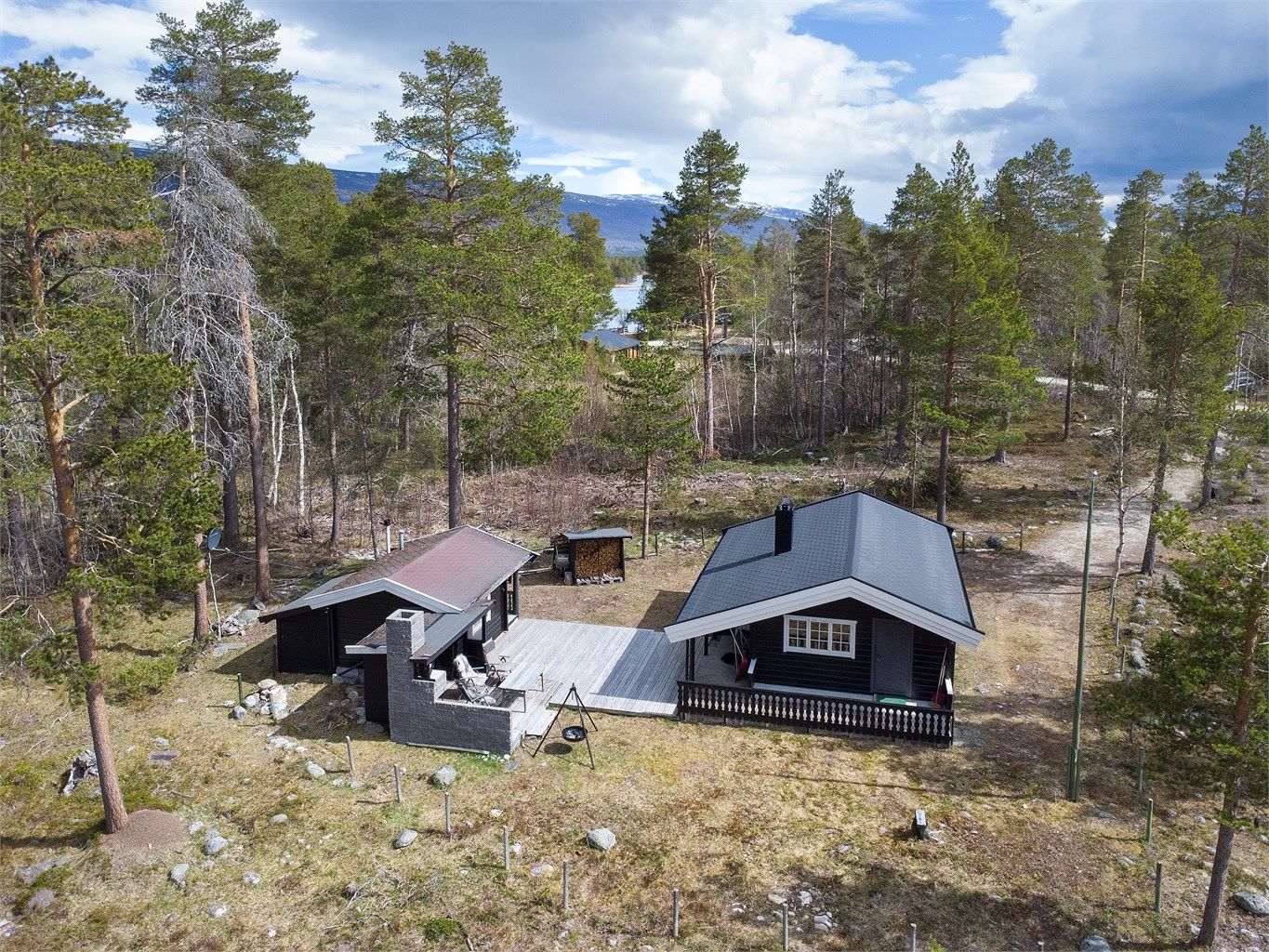 Fra eiendommen er det kort vei ned til Lesjaskogsvatnet.