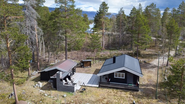 Fra eiendommen er det kort vei ned til Lesjaskogsvatnet.