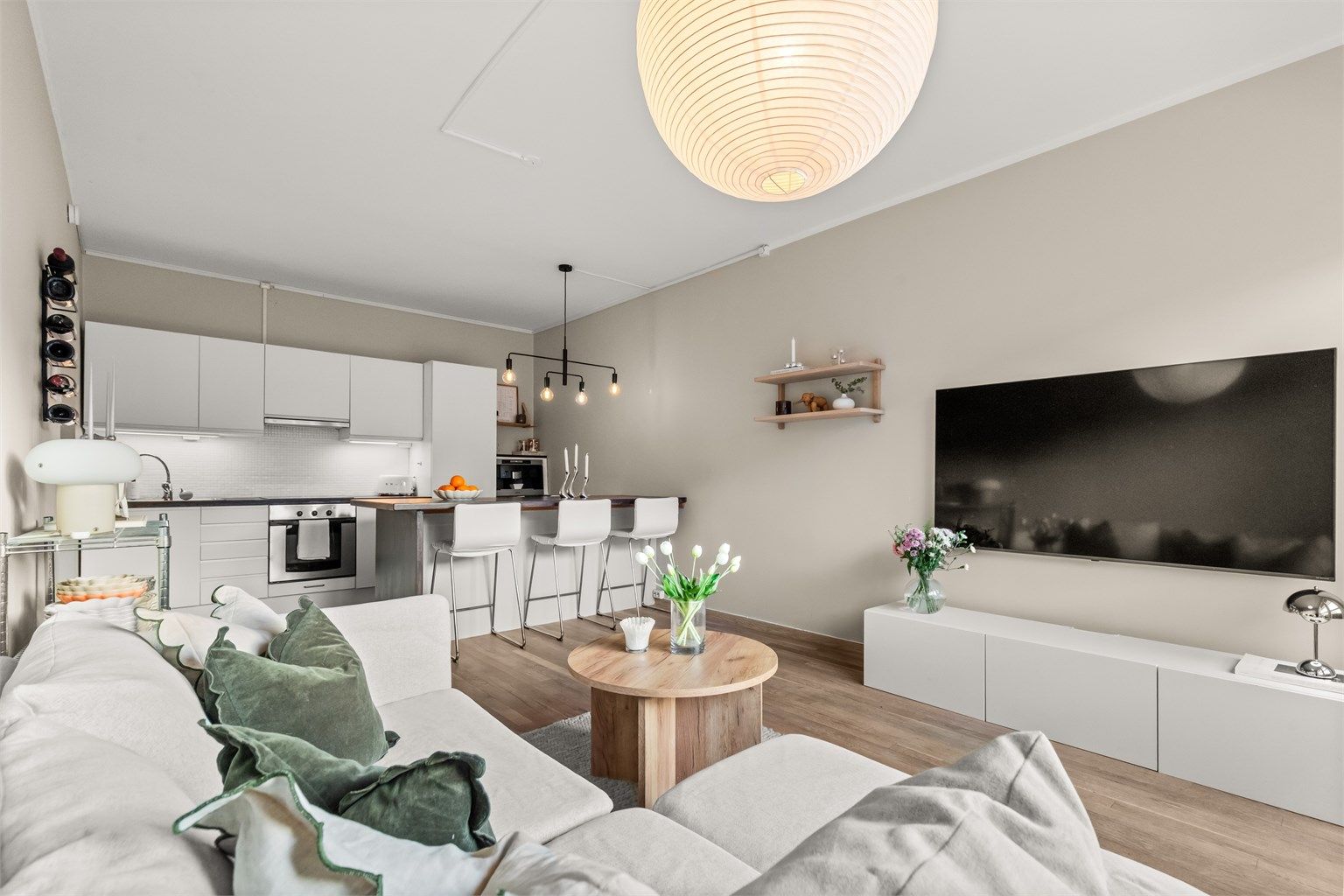 Leiligheten har en god planløsning med en romslig stue med plass til å møblere i ulike soner. 