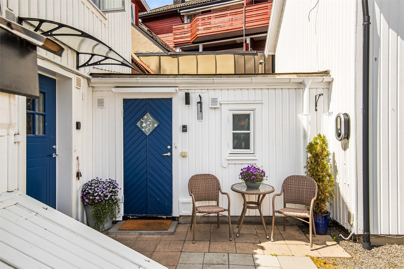 Dør til venstre er inn til første etasje, og dør til høyre er inn til 2.etasje med stor entré i 1.etasje.