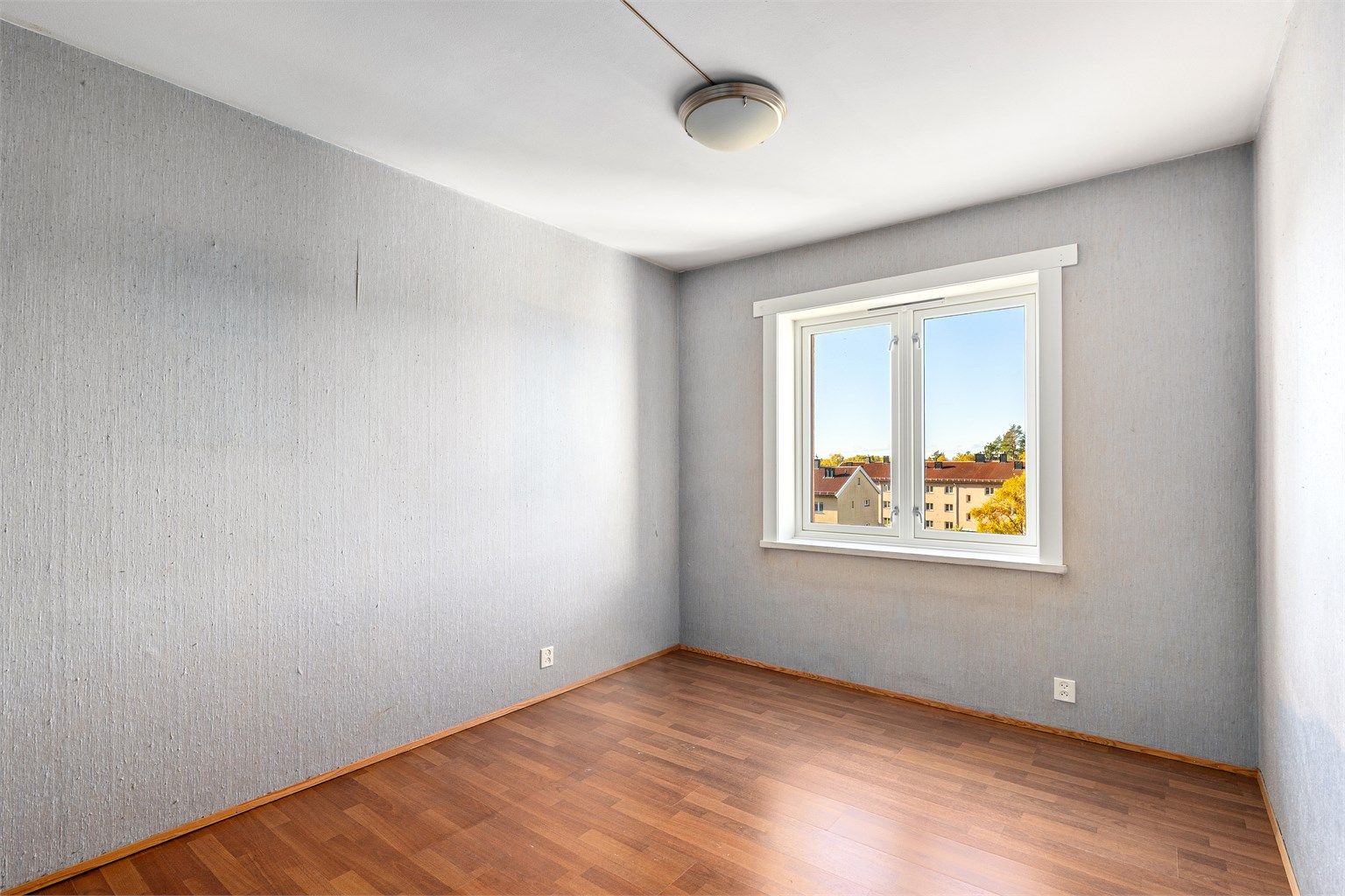 Soverommet har god plass til dobbeltseng og nattbord.