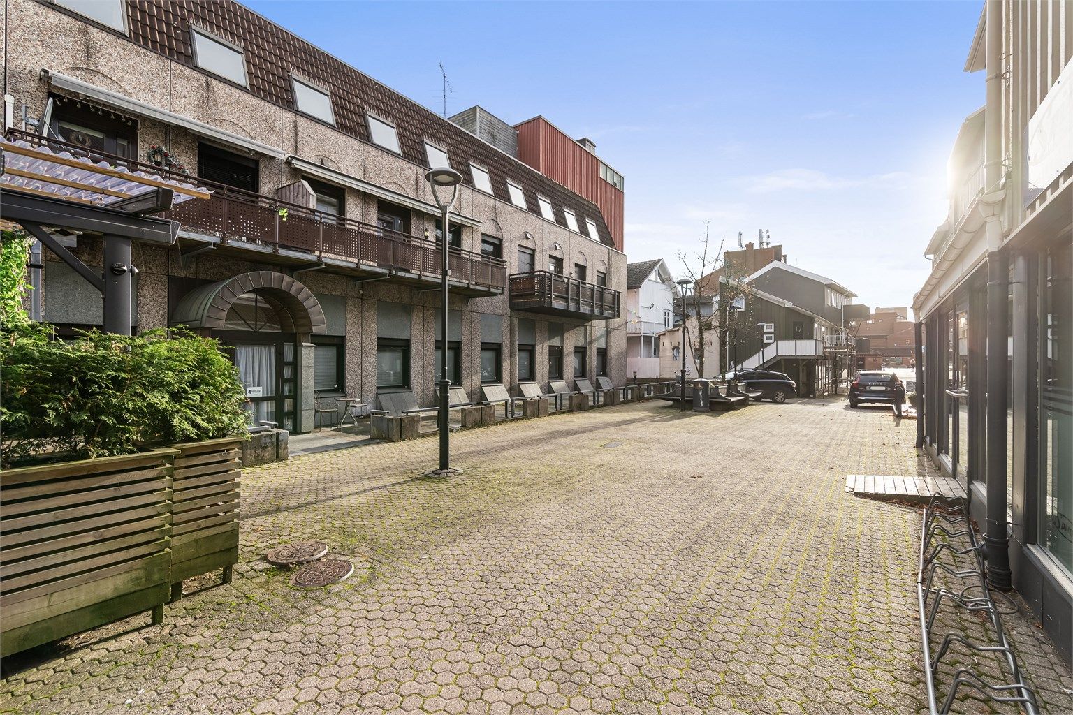 Leiligheten ligger i et attraktivt og godt etablert sentrumsområde midt i Sandefjord sentrum.