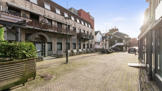 Leiligheten ligger i et attraktivt og godt etablert sentrumsområde midt i Sandefjord sentrum.