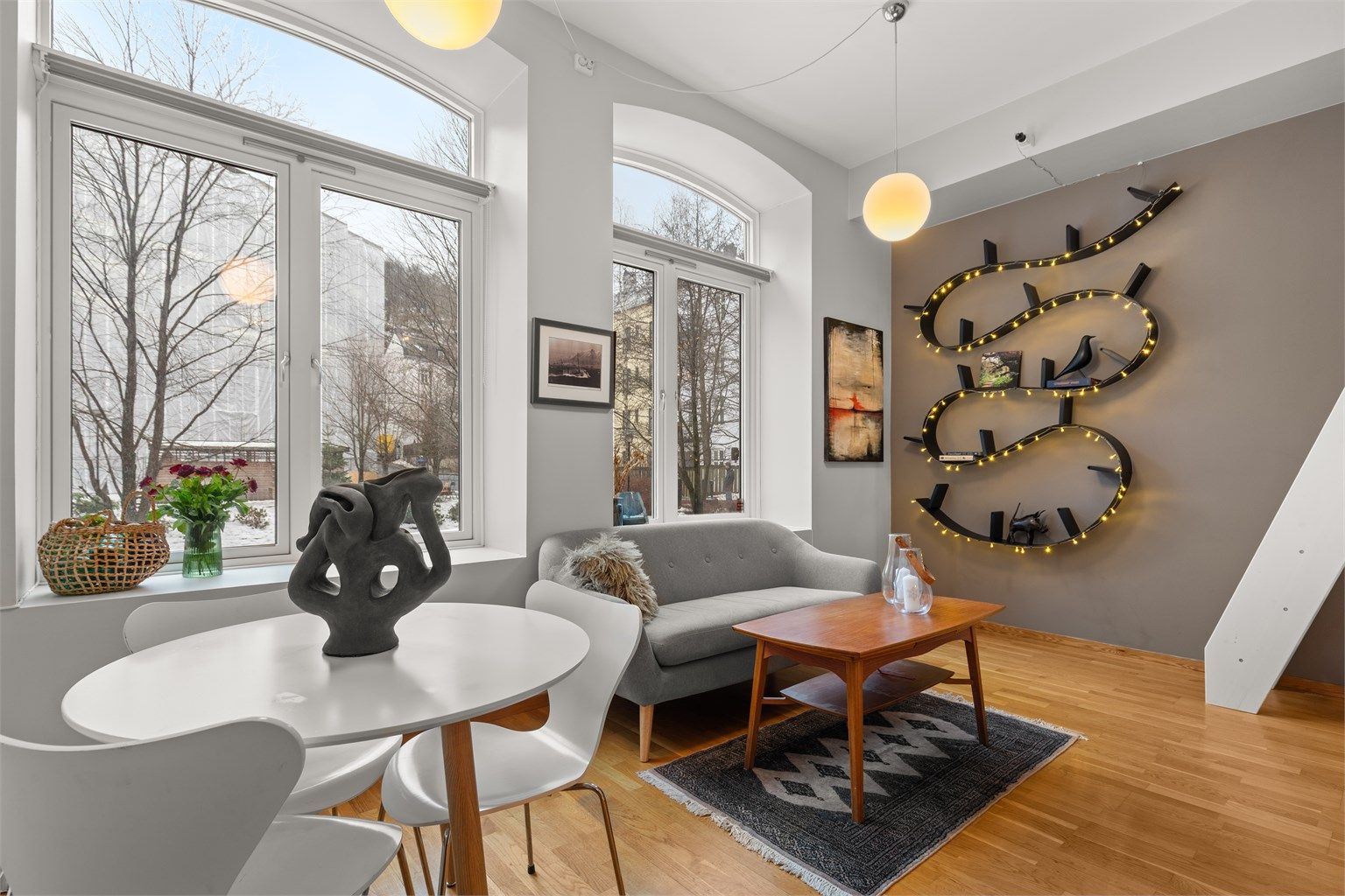 Stuen er av god størrelse med plass til sofa, salongbord og TV-seksjon om ønskelig.