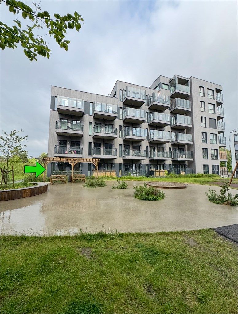 Hjørneleilighet i 1. etasje med gode solforhold.