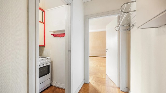Leiligheten har en praktisk og funksjonell entré med plass til oppbevaring av sko og yttertøy.