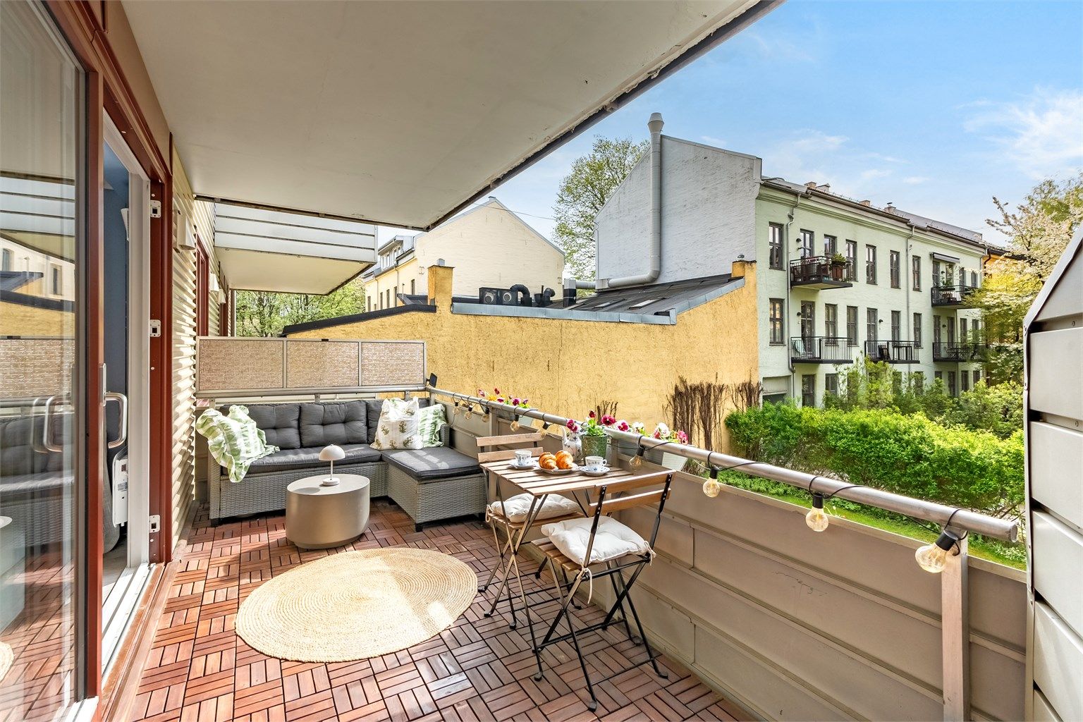 Velkommen til Markveien 56, en lys og klassisk 3- roms med romslig balkong vendt inn mot bakgård.