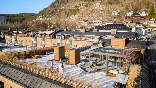 Stor og fin uteplass på felles takterrasse for borettslaget