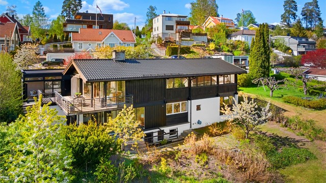 Utvendig byr eiendommen på flotte uteplasser