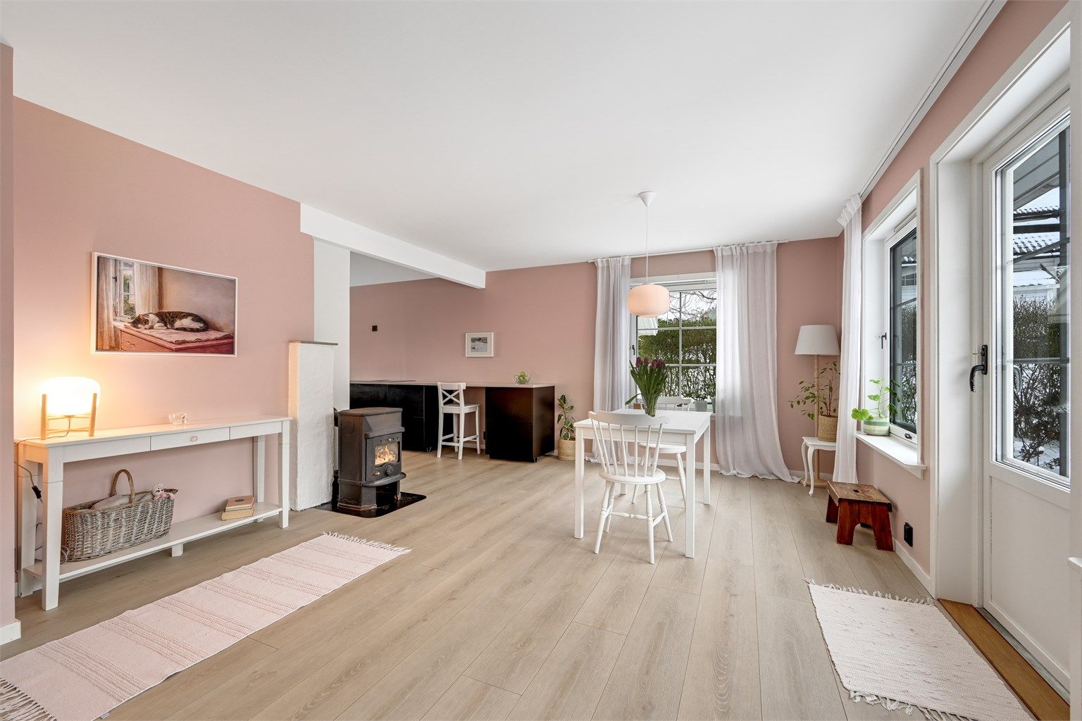 Fra stuen er det direkte utgang til en solrik terrasseplatting på ca. 34 kvm, med videre adkomst til en deilig hage – et flott sted for avslapning og hyggelige sommerdager