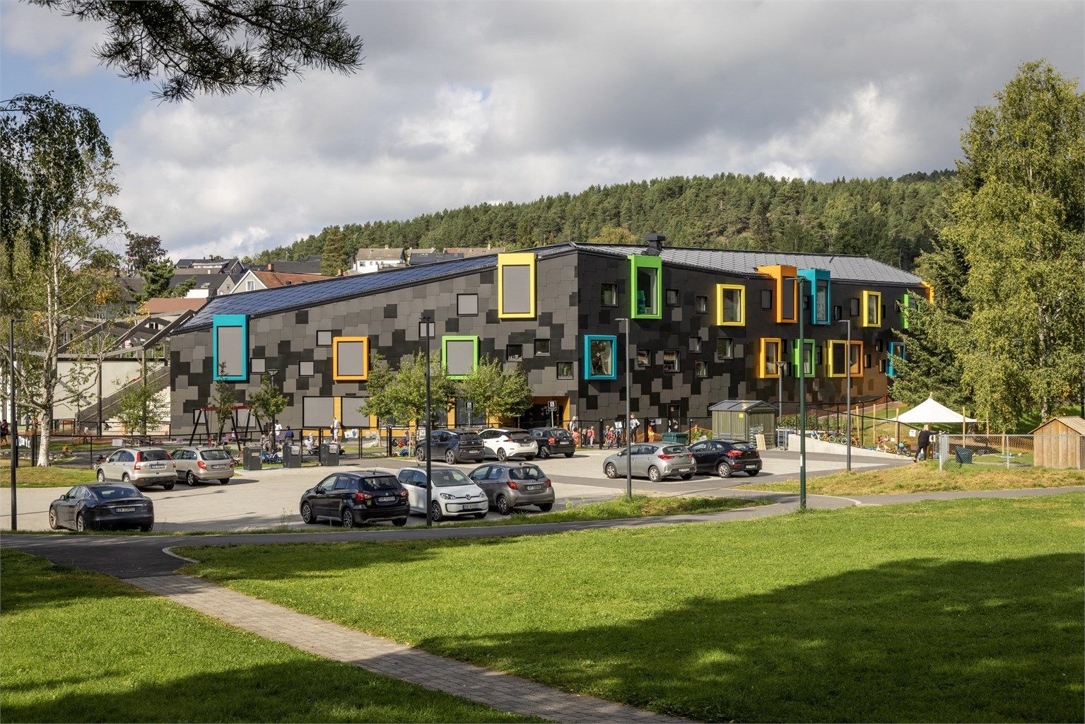 Det er kort vei til skole og flere gode barnehager, som Kilden barnehage