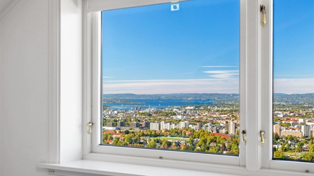 Utsikt fra vinduet i tredje etasje mot Oslofjorden og sentrum.