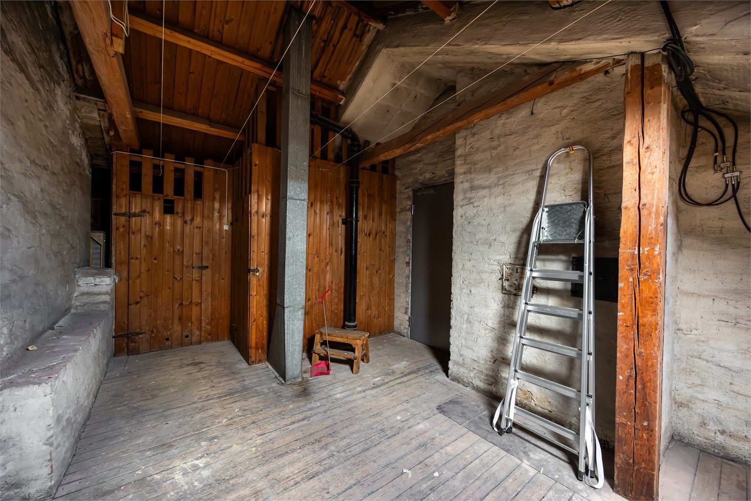 Leiligheten disponerer en kjellerbod og en loftsbod.