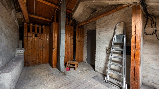 Leiligheten disponerer en kjellerbod og en loftsbod.