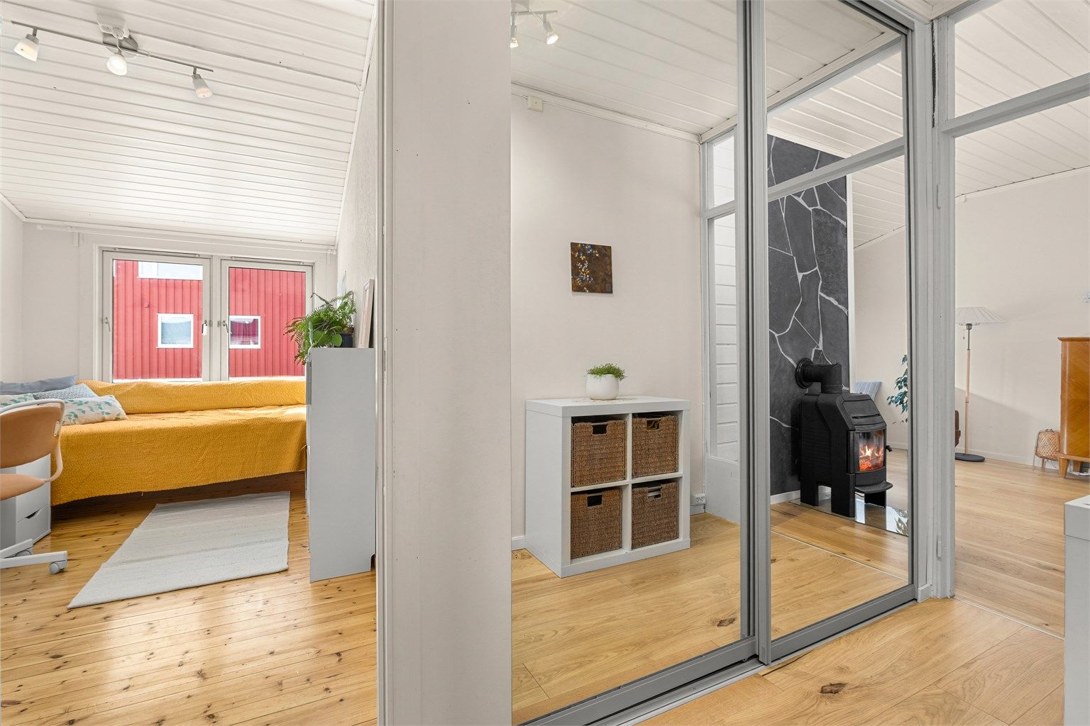 Velkommen inn! Romslig entré med praktisk plassbygd skyvedørsgarderobe fra 2017