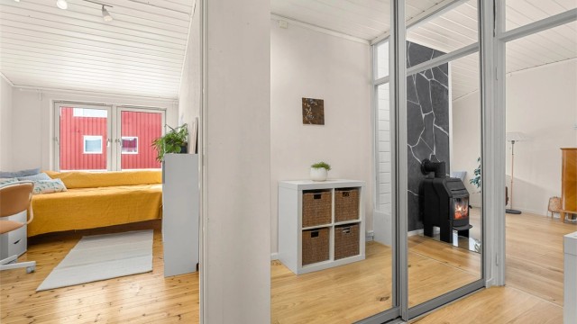 Velkommen inn! Romslig entré med praktisk plassbygd skyvedørsgarderobe fra 2017