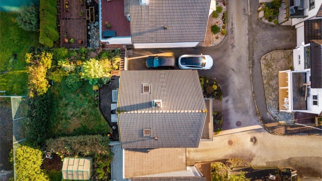 Tomten har opparbeidet hage, carport og asfaltert gårdsplass.