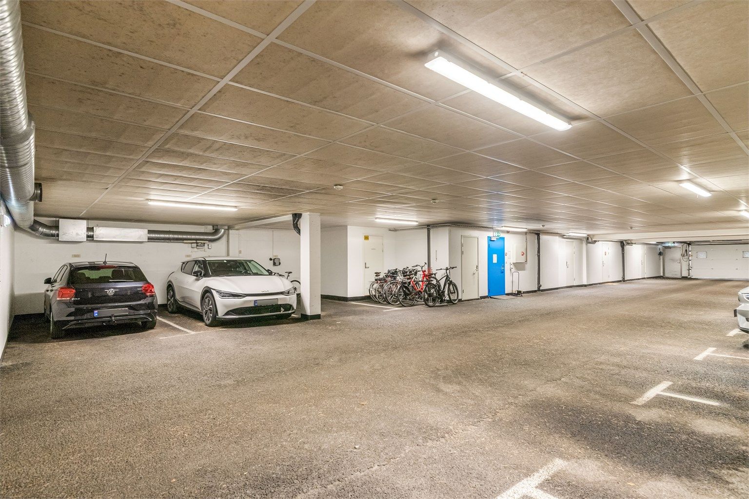Fast biloppstillingsplass med elbillader i felles garasjekjeller.