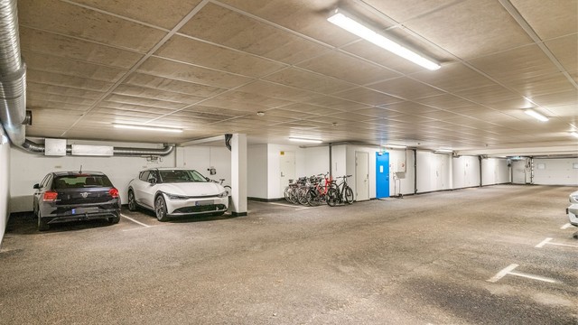 Fast biloppstillingsplass med elbillader i felles garasjekjeller.