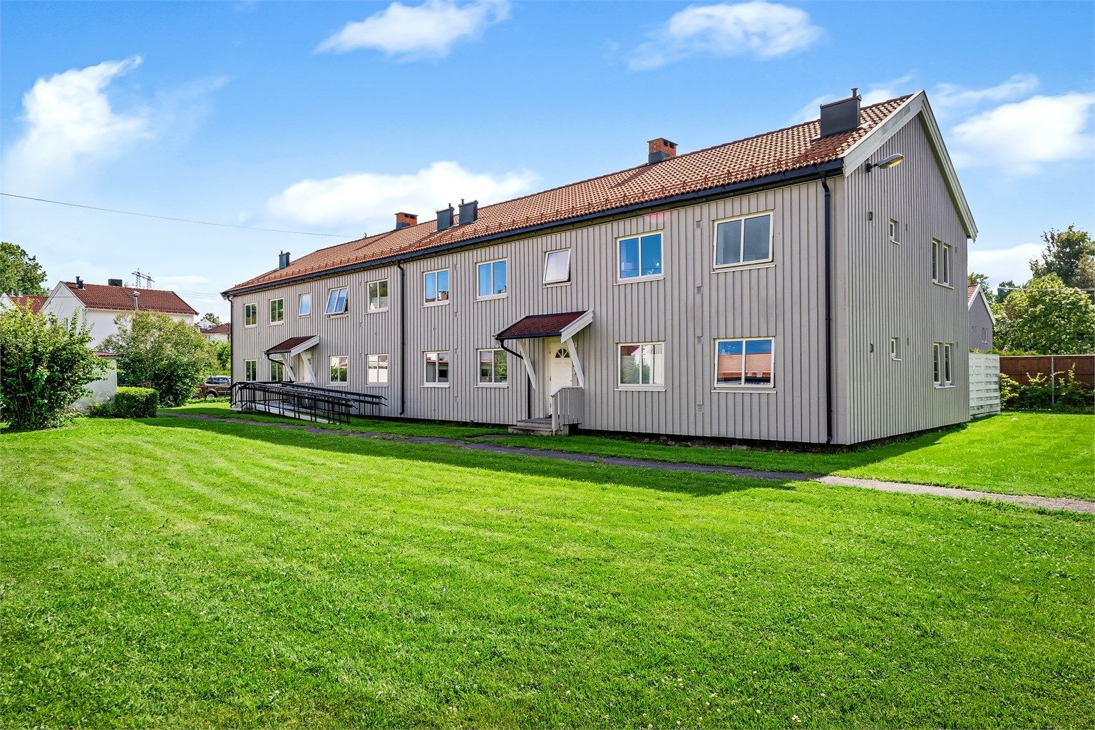 Pent opparbeidede fellesområder bestående av store grønne hager, flott beplantning, lekeplass og mer