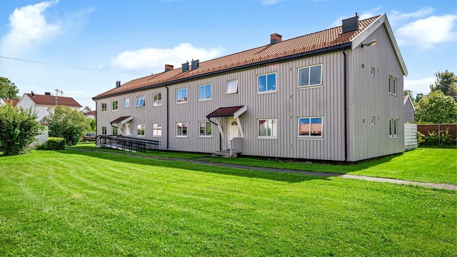 Pent opparbeidede fellesområder bestående av store grønne hager, flott beplantning, lekeplass og mer