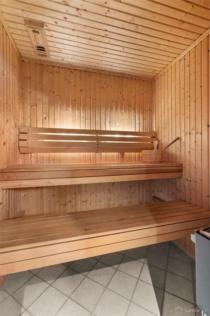 I tilknytning til badet er det en badstue med elektrisk ovn.