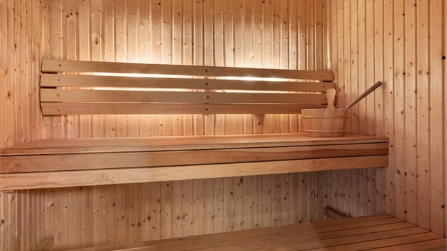 I tilknytning til badet er det en badstue med elektrisk ovn.