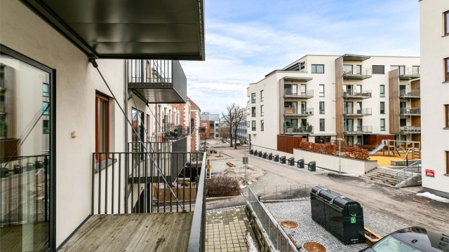 Med sørvendt balkong på ca. 7 kvm. får du et fredfylt sted å sitte ute på fine godværsdager. Fotograf; Børge Oppegård.