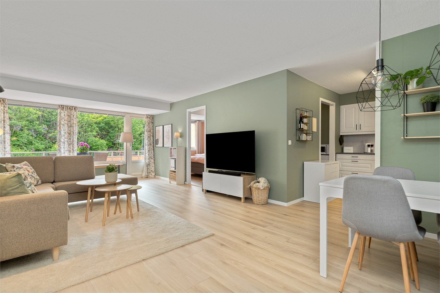 Krogsveen v/Azra Hadzic har gleden av å presentere Kjos Ringvei 9B - en romslig leilighet med god planløsning og solrik uteplass. 