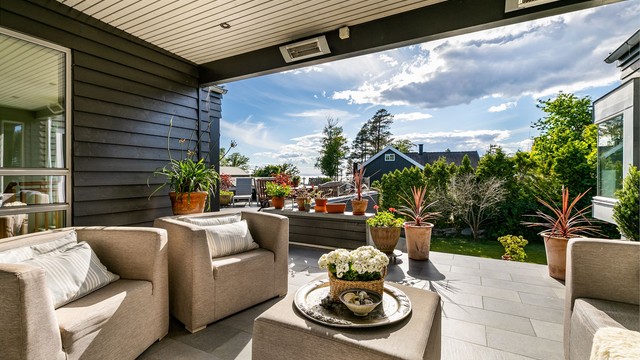 På terrassens inntrukne del er det lunt og vel så fin sjøutsikt å se. Varmelamper høyner trivselsgraden på lyse sommerkvelder.
