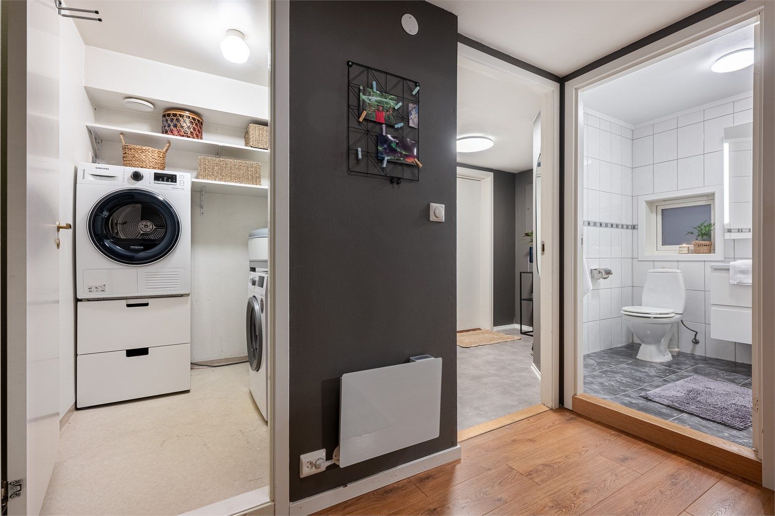 Fra entré kommer man inn til gang, bad, vaskerom og soverom I.