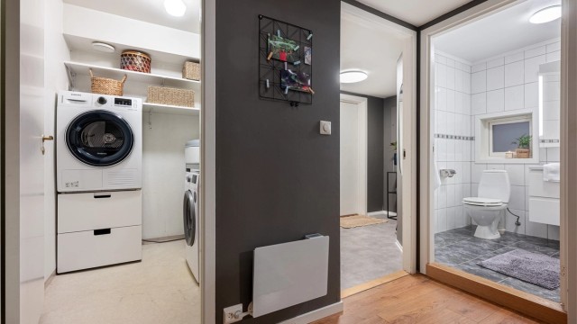 Fra entré kommer man inn til gang, bad, vaskerom og soverom I.